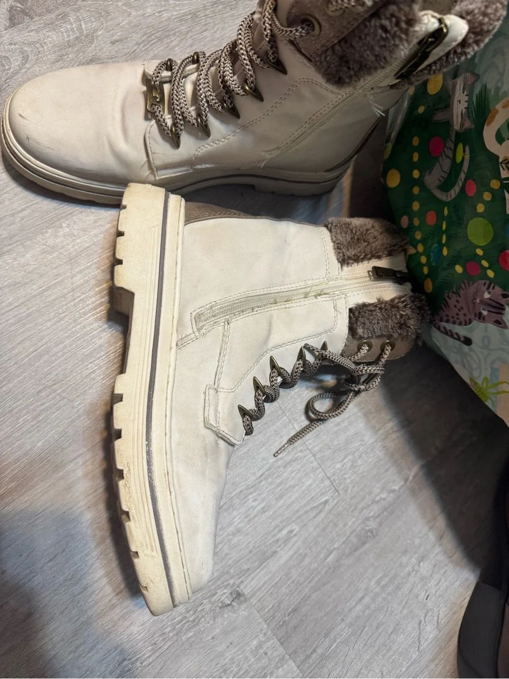 Women's Cream Faux-Fur Trim Winter Lace-Up Boots size 38 6.5